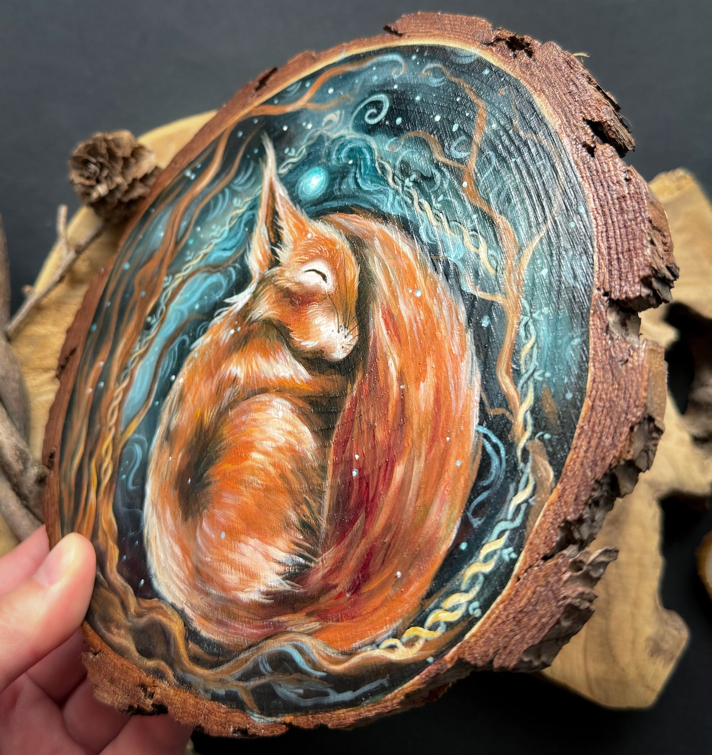 Handbemalte Holzscheibe schlafendes Eichhörnchen