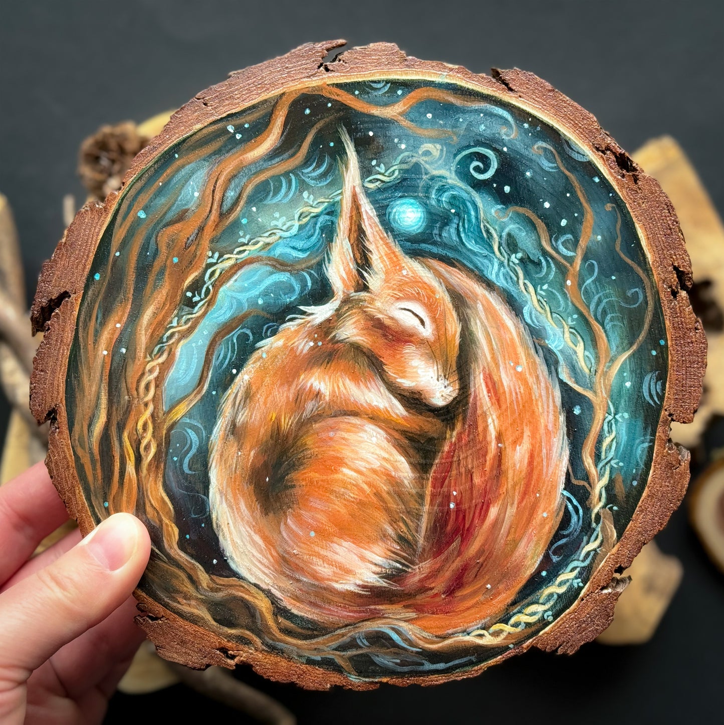 Handbemalte Holzscheibe schlafendes Eichhörnchen