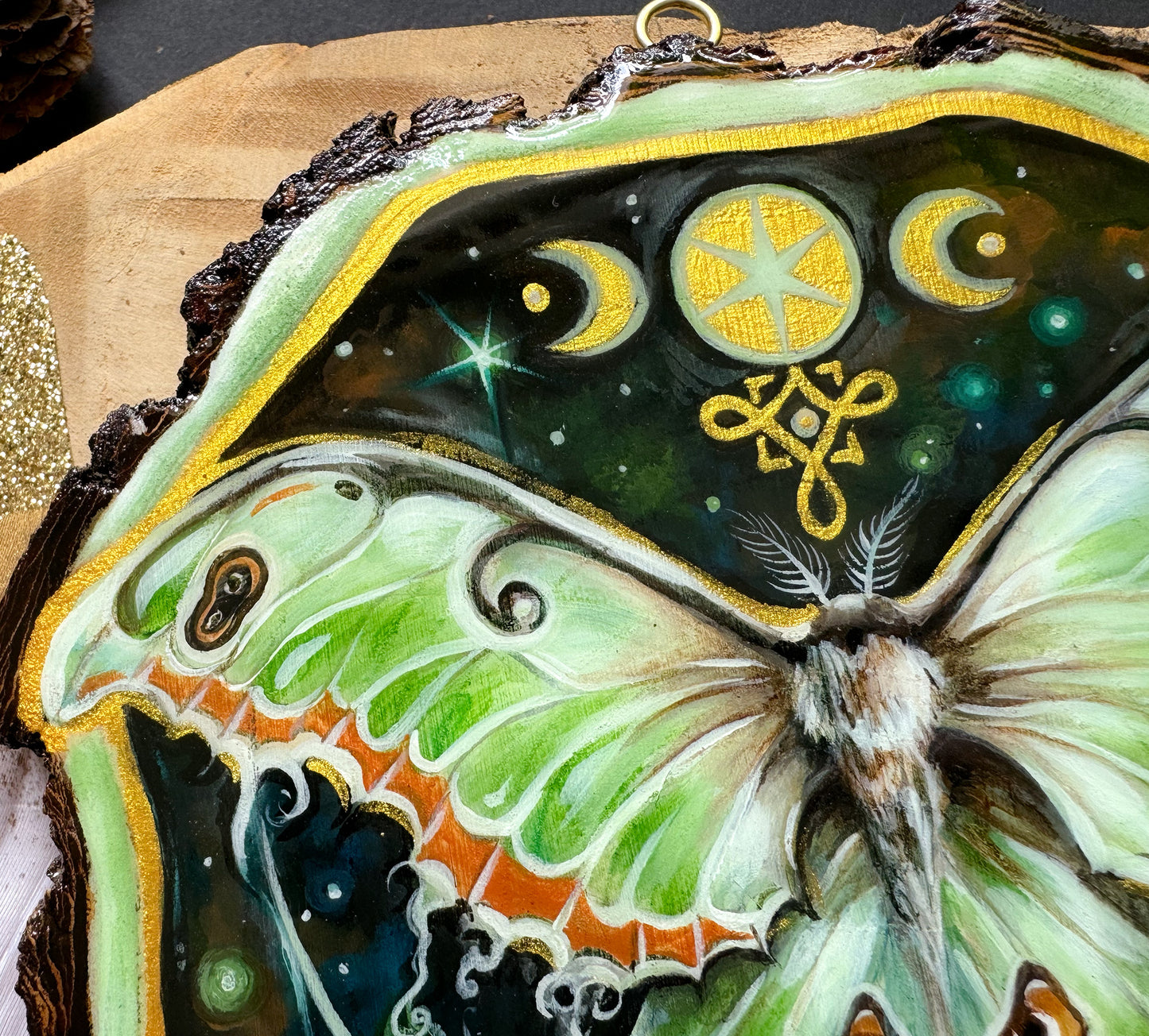 Motte, Schmetterling, handbemalte Holzscheibe