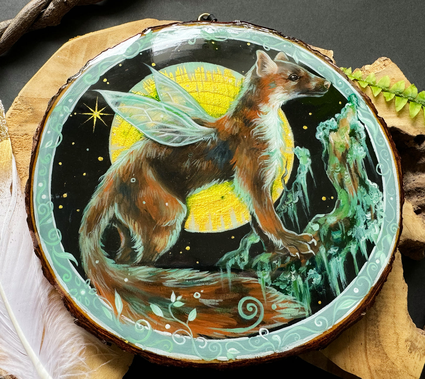 Fantasy Wiesel, handbemalte Holzscheibe