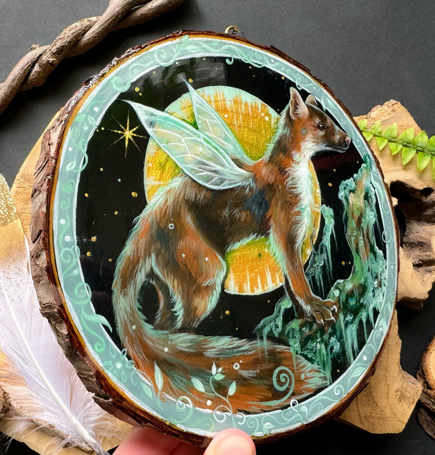 Fantasy Wiesel, handbemalte Holzscheibe