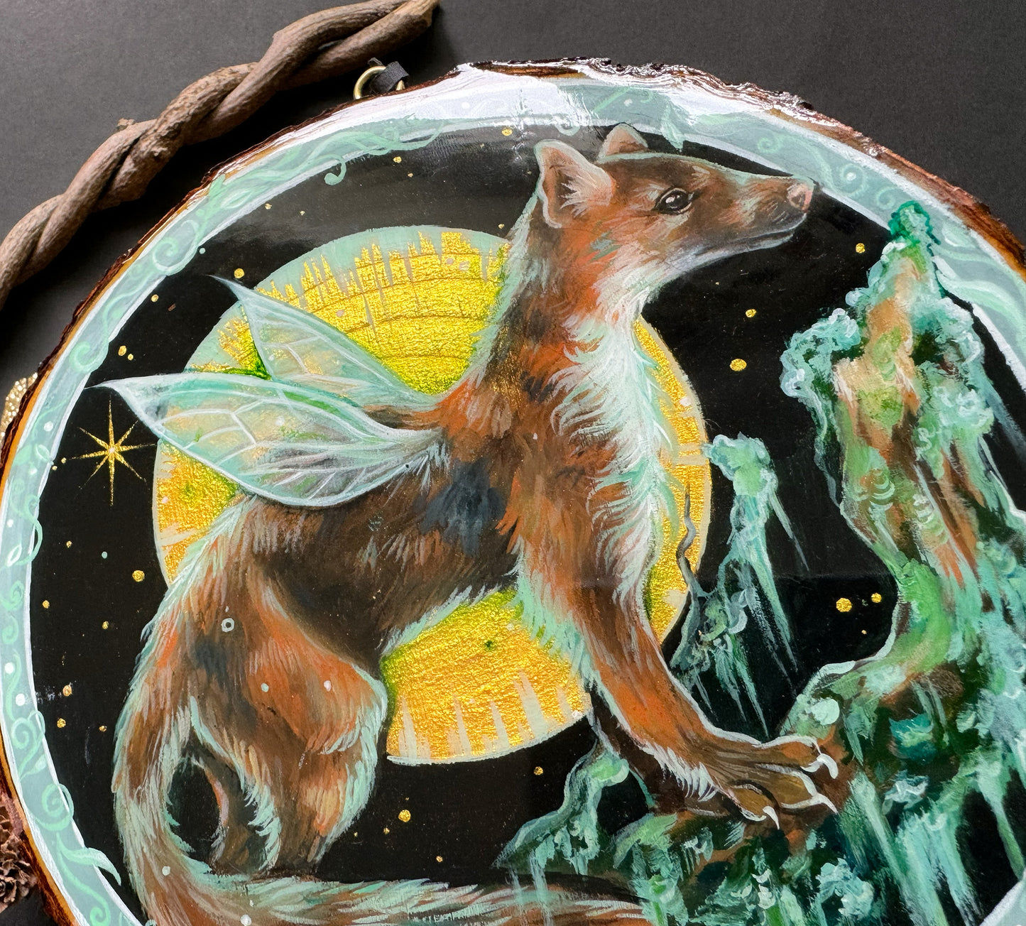 Fantasy Wiesel, handbemalte Holzscheibe