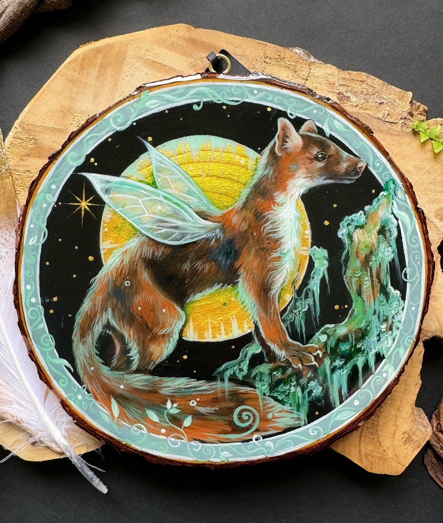 Fantasy Wiesel, handbemalte Holzscheibe