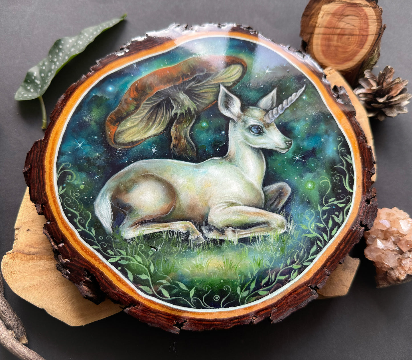 Handbemalte Holzscheibe weißes Reh, Einhorn in mystischer Waldszenerie