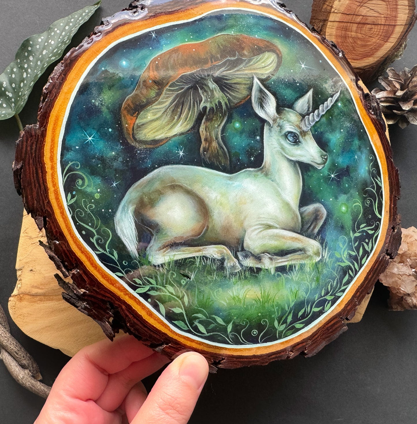 Handbemalte Holzscheibe weißes Reh, Einhorn in mystischer Waldszenerie