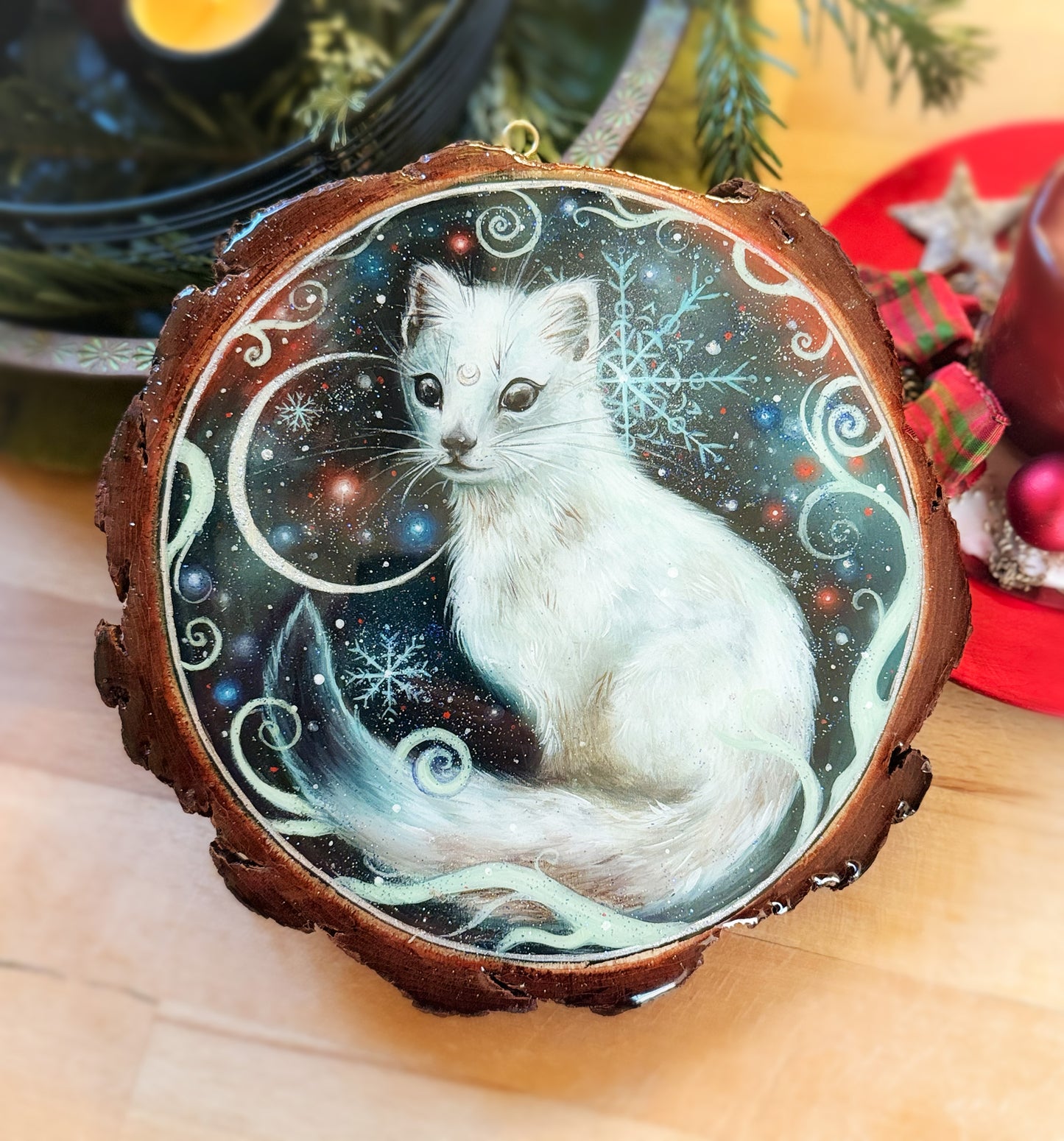 Handbemalte Holzscheibe – Winterliche Mystik mit Fantasy-Wiesel