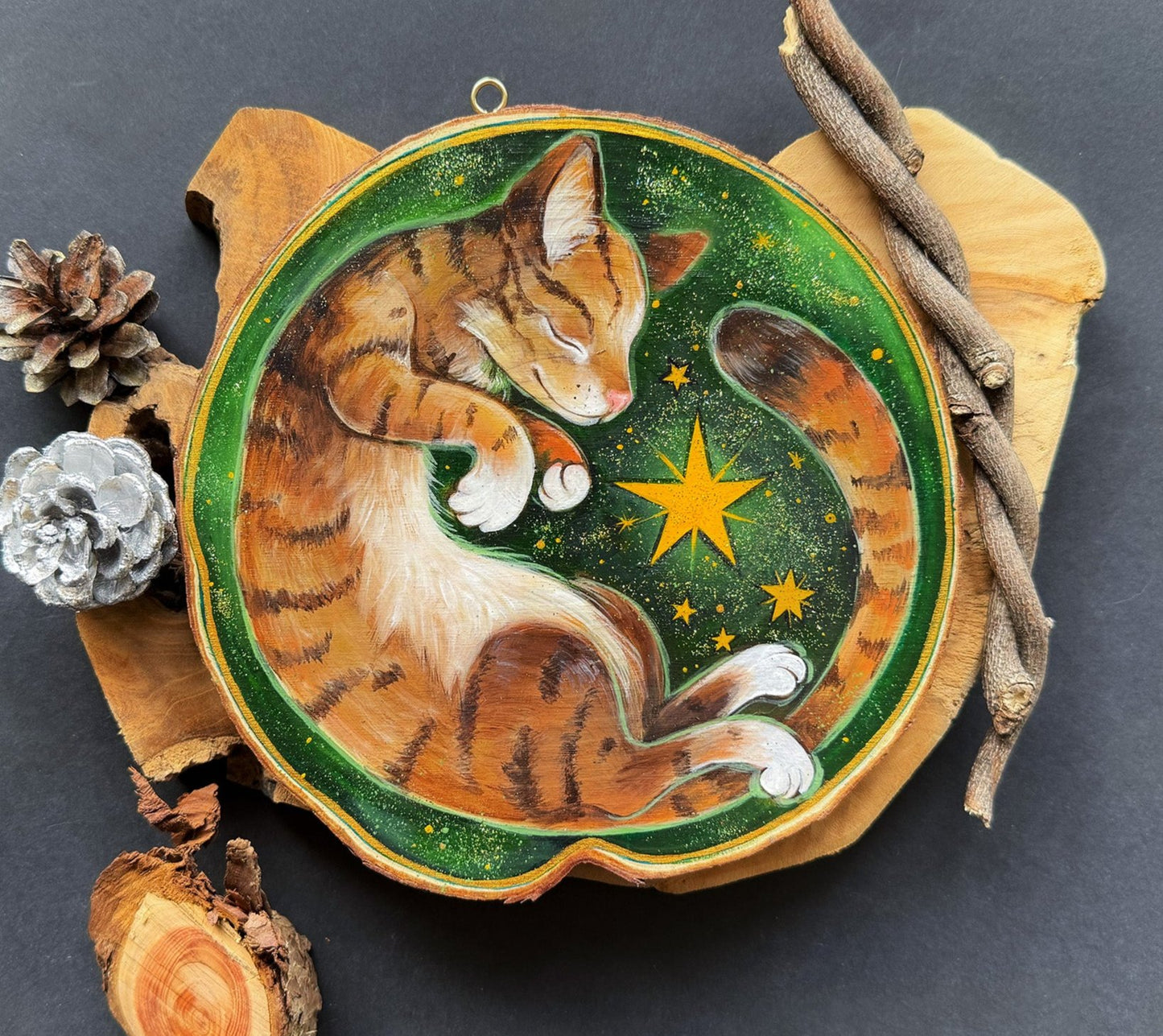Katze träumend, handbemalte Holzscheibe