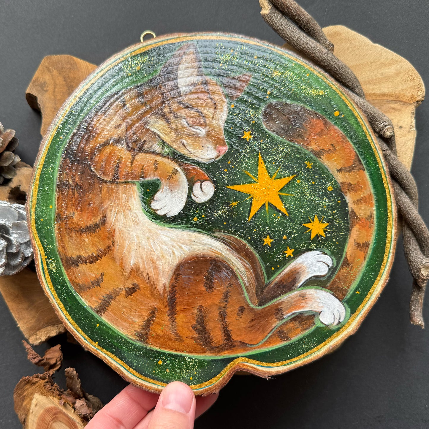 Katze träumend, handbemalte Holzscheibe