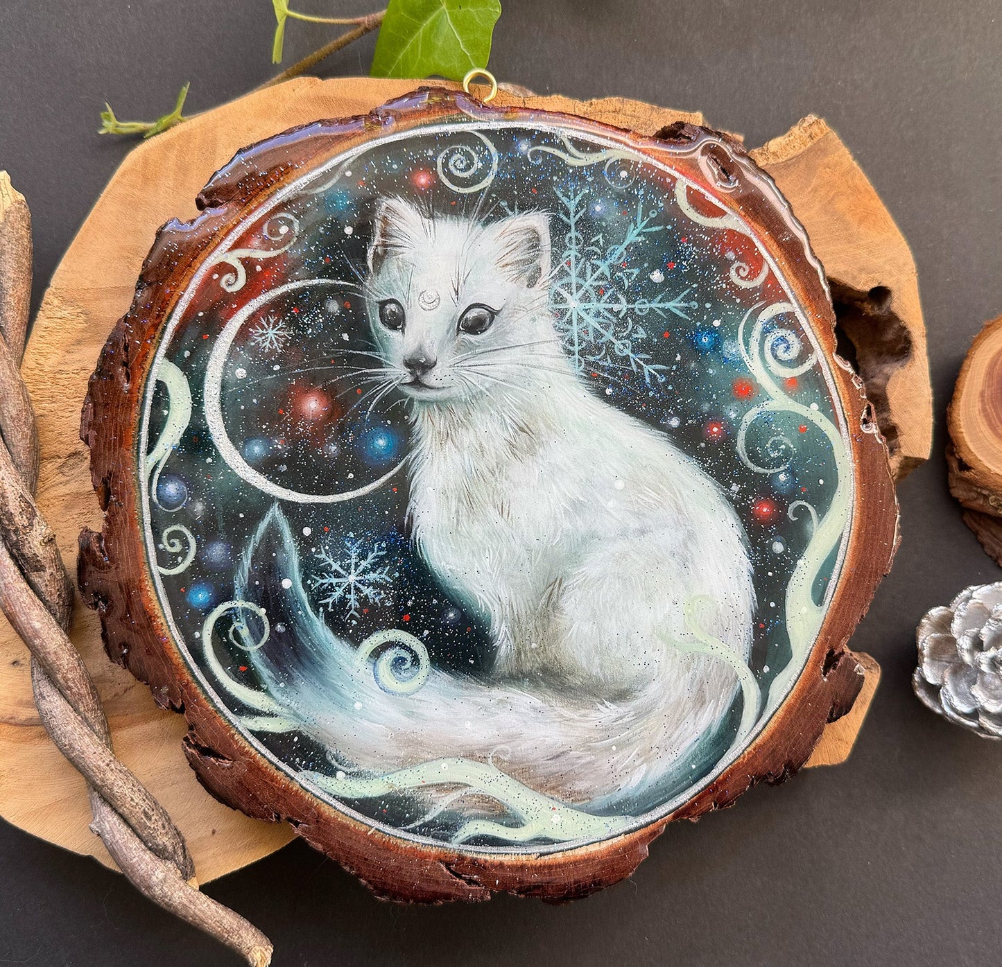 Handbemalte Holzscheibe – Winterliche Mystik mit Fantasy-Wiesel