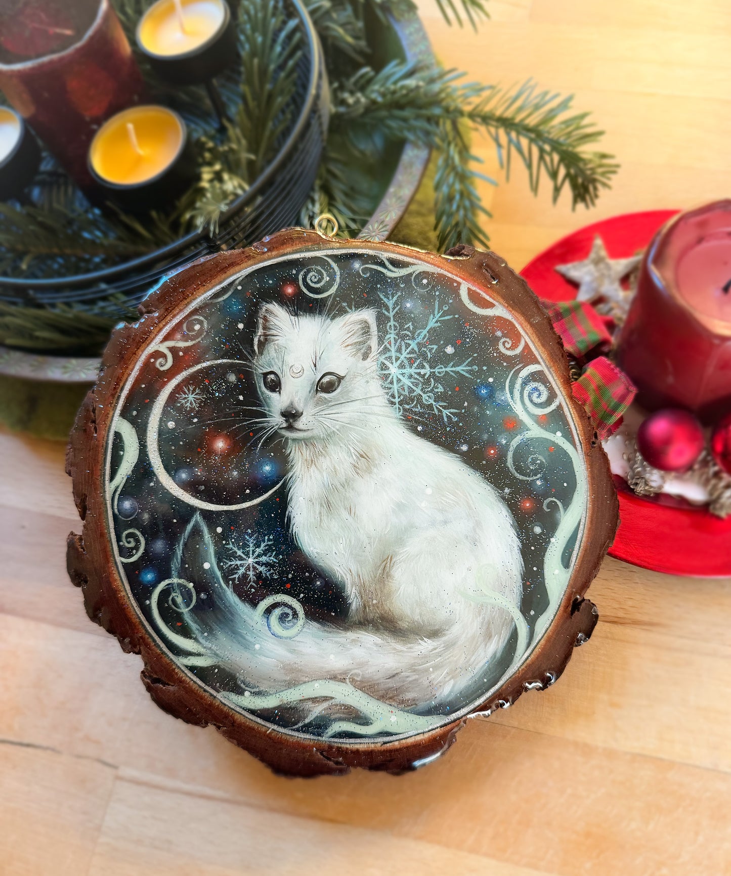 Handbemalte Holzscheibe – Winterliche Mystik mit Fantasy-Wiesel